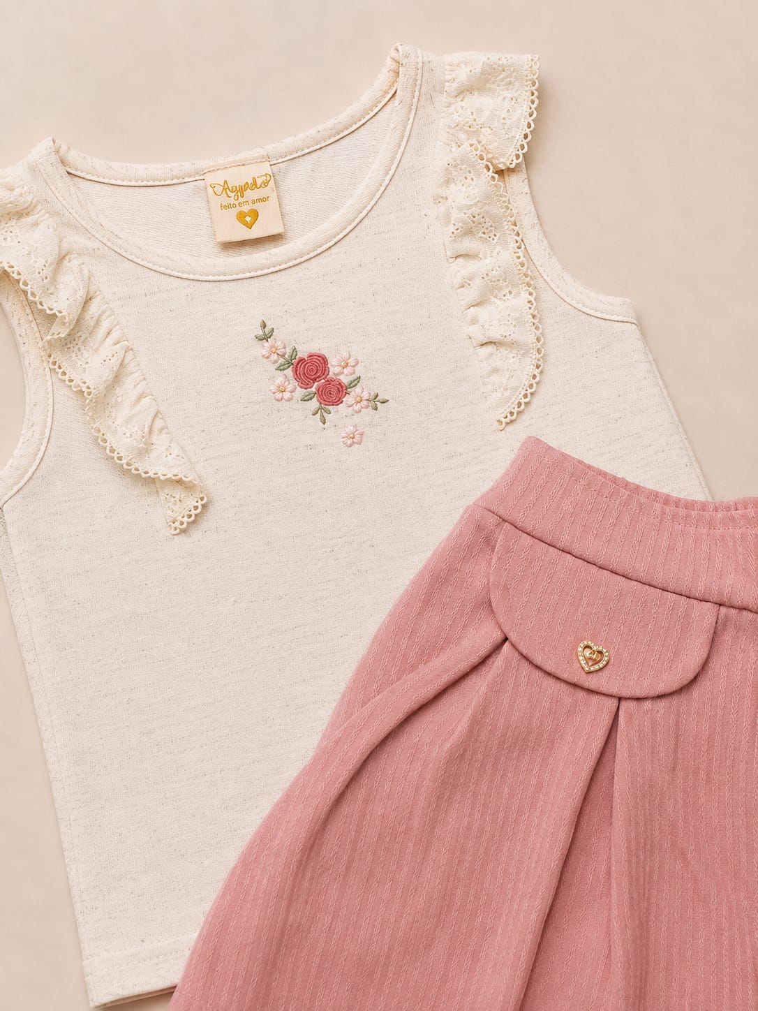 Blusa com bordado floral e short rosé